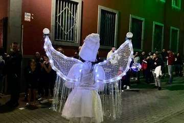 La magia de la Navidad continúa este miércoles en Telde con un pasacalles luminoso/TA.