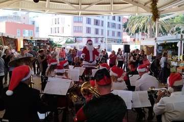  La Breña agasaja con churros y chocolate a Papá Noel y la Banda de Música alegra el Mercado de Telde/TA.