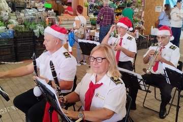  La Breña agasaja con churros y chocolate a Papá Noel y la Banda de Música alegra el Mercado de Telde/TA.