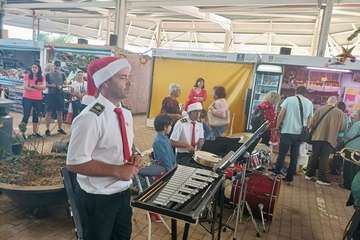  La Breña agasaja con churros y chocolate a Papá Noel y la Banda de Música alegra el Mercado de Telde/TA.