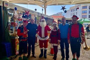  La Breña agasaja con churros y chocolate a Papá Noel y la Banda de Música alegra el Mercado de Telde/TA.
