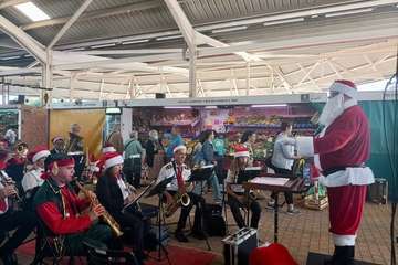  La Breña agasaja con churros y chocolate a Papá Noel y la Banda de Música alegra el Mercado de Telde/TA.