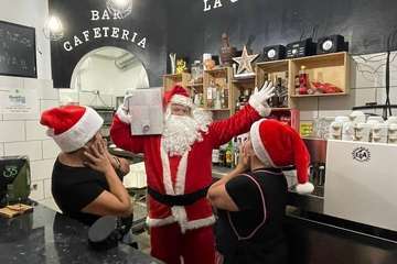  La Breña agasaja con churros y chocolate a Papá Noel y la Banda de Música alegra el Mercado de Telde/TA.