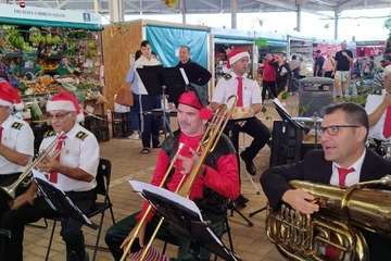  La Breña agasaja con churros y chocolate a Papá Noel y la Banda de Música alegra el Mercado de Telde/TA.