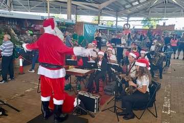  La Breña agasaja con churros y chocolate a Papá Noel y la Banda de Música alegra el Mercado de Telde/TA.