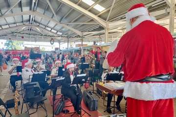  La Breña agasaja con churros y chocolate a Papá Noel y la Banda de Música alegra el Mercado de Telde/TA.