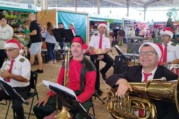  La Breña agasaja con churros y chocolate a Papá Noel y la Banda de Música alegra el Mercado de Telde/TA.