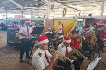  La Breña agasaja con churros y chocolate a Papá Noel y la Banda de Música alegra el Mercado de Telde/TA.