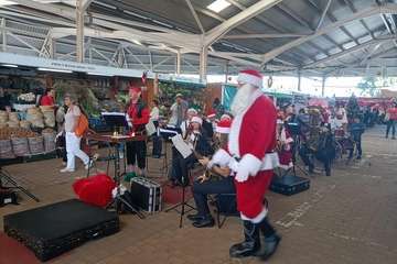 La Breña agasaja con churros y chocolate a Papá Noel y la Banda de Música alegra el Mercado de Telde/TA.