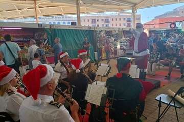  La Breña agasaja con churros y chocolate a Papá Noel y la Banda de Música alegra el Mercado de Telde/TA.