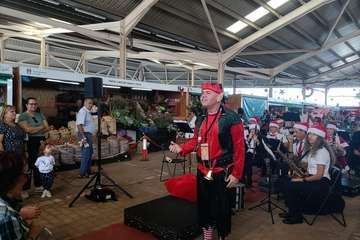  La Breña agasaja con churros y chocolate a Papá Noel y la Banda de Música alegra el Mercado de Telde/TA.