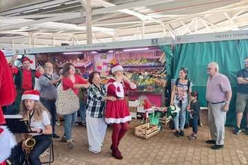  La Breña agasaja con churros y chocolate a Papá Noel y la Banda de Música alegra el Mercado de Telde/TA.