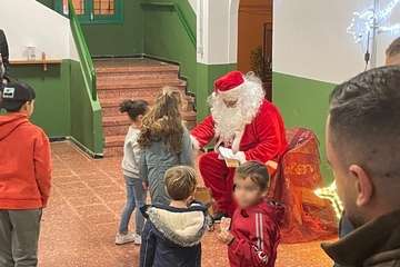  La Breña agasaja con churros y chocolate a Papá Noel y la Banda de Música alegra el Mercado de Telde/TA.