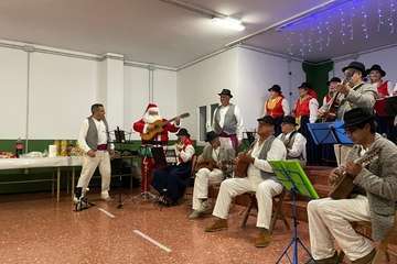  La Breña agasaja con churros y chocolate a Papá Noel y la Banda de Música alegra el Mercado de Telde/TA.