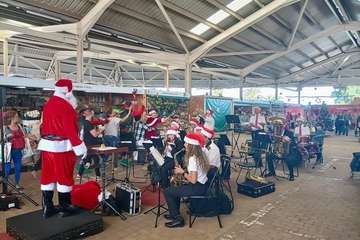  La Breña agasaja con churros y chocolate a Papá Noel y la Banda de Música alegra el Mercado de Telde/TA.