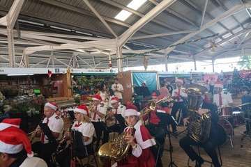  La Breña agasaja con churros y chocolate a Papá Noel y la Banda de Música alegra el Mercado de Telde/TA.