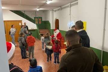  La Breña agasaja con churros y chocolate a Papá Noel y la Banda de Música alegra el Mercado de Telde/TA.