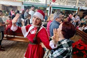 La Breña agasaja con churros y chocolate a Papá Noel y la Banda de Música alegra el Mercado de Telde/TA.