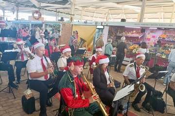  La Breña agasaja con churros y chocolate a Papá Noel y la Banda de Música alegra el Mercado de Telde/TA.