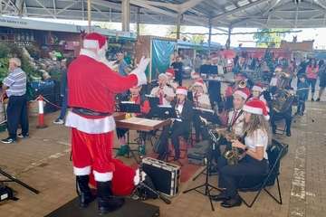  La Breña agasaja con churros y chocolate a Papá Noel y la Banda de Música alegra el Mercado de Telde/TA.