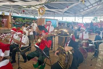  La Breña agasaja con churros y chocolate a Papá Noel y la Banda de Música alegra el Mercado de Telde/TA.