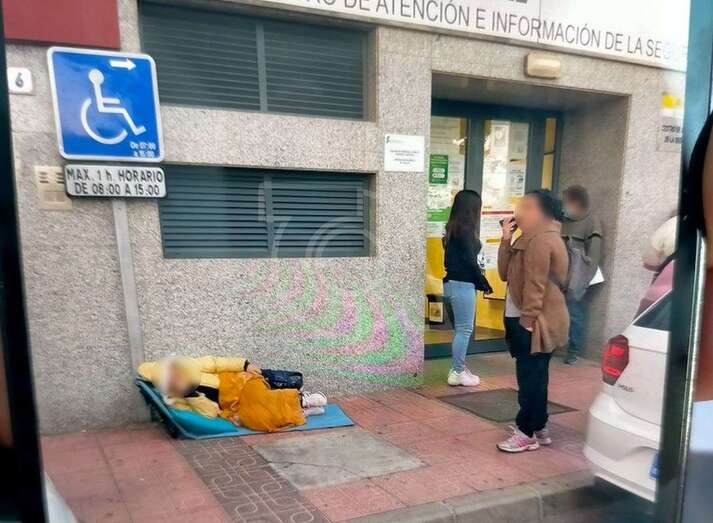 Usuarios esperan su turno a las puertas de la oficina de la Seguridad Social en Telde / TA