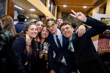 Los más jóvenes alargaron la fiesta hasta la mañana, con el tradicional desayuno de churros y chocolate/Acfi Press.