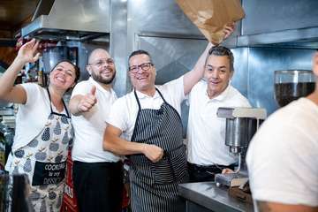 Los más jóvenes alargaron la fiesta hasta la mañana, con el tradicional desayuno de churros y chocolate/Acfi Press.