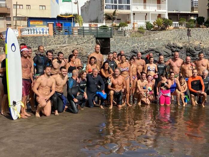 Participantes en la travesía a nado de este primer del año/TA.