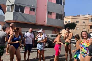 Salinetas se moja con la tradición en el primer día del año/TA.