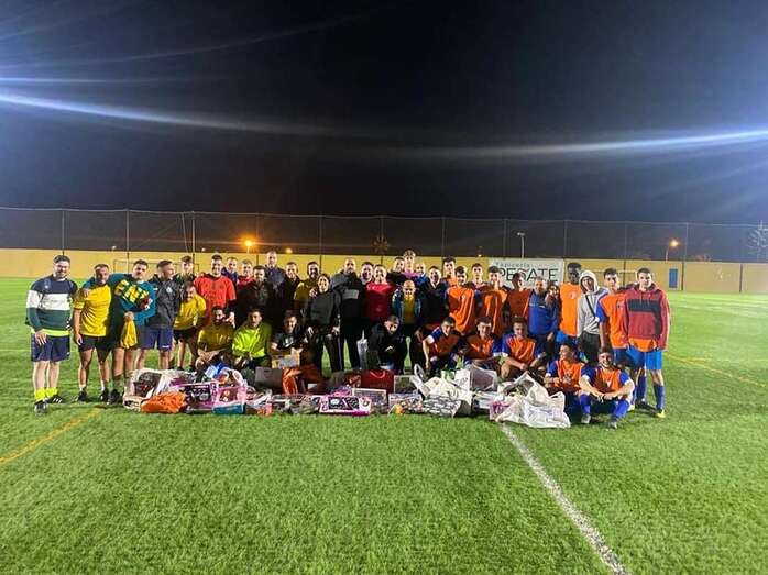 El campo de fútbol de Las Remudas acogió también un partido solidario entre  varios equipos/TA.