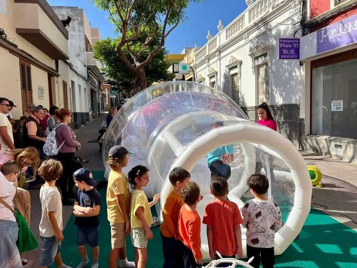 Bola gigante de nieve instalada en la zona peatonal de Los Llanos/TA.