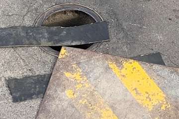 Peligrosa arqueta sin tapa en una calle de Los Llanos de Telde/TA.