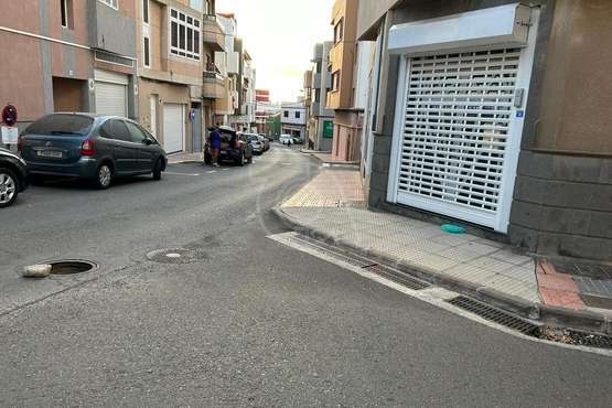 Peligrosa arqueta sin tapa en una calle de Los Llanos de Telde/TA.