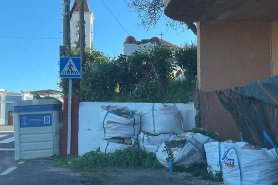 Escombros acumulados a la entrada de Lomo Magullo (Telde)/TA.