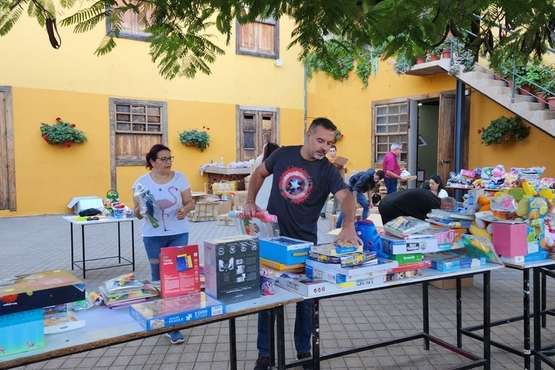 UxGC reparte 1.000 juguetes entre familias necesitadas de Jinámar/TA.