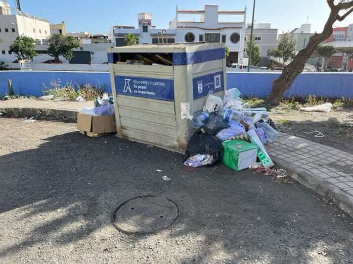 Contenedor con bolsas de basura a su alrededor/TA.