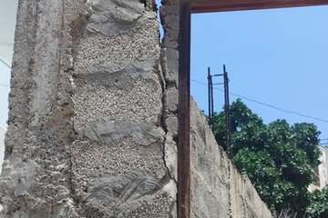 Estado ruinoso y peligroso de un edificio sin terminar en Jinámar/TA.