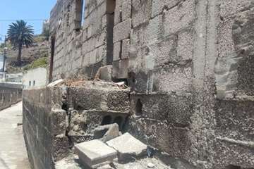 Estado ruinoso y peligroso de un edificio sin terminar en Jinámar/TA.