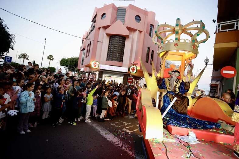 Miles de personas se congregaron en las calles del casco de Telde para saludar a sus Majestades de Oriente / TA