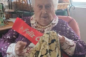 Antonia Teresa Santana, una teldense de 101 años, que sigue cosiendo y se vale por sí misma/TA.