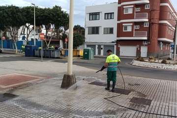 El Consistorio de Telde retira la arena acumulada en la calle principal de Salinetas y asea su rambla/TA.