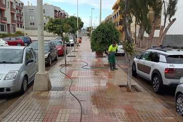 El Consistorio de Telde retira la arena acumulada en la calle principal de Salinetas y asea su rambla/TA.