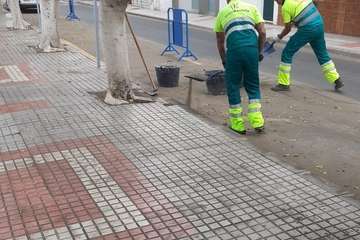 El Consistorio de Telde retira la arena acumulada en la calle principal de Salinetas y asea su rambla/TA.