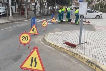 El Consistorio de Telde retira la arena acumulada en la calle principal de Salinetas y asea su rambla/TA.