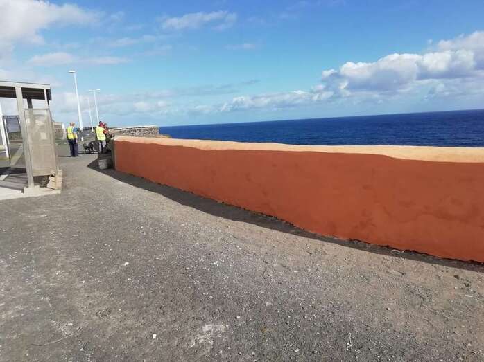 Muro de San Borondón pintado de color salmón/TA.