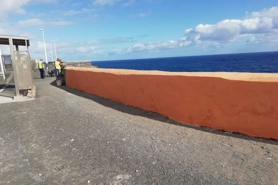 Un muro vestido de color salmón y las zonas no ajardinadas de La Estrella/TA.