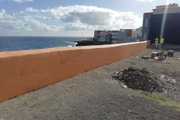 Un muro vestido de color salmón y las zonas no ajardinadas de La Estrella/TA.