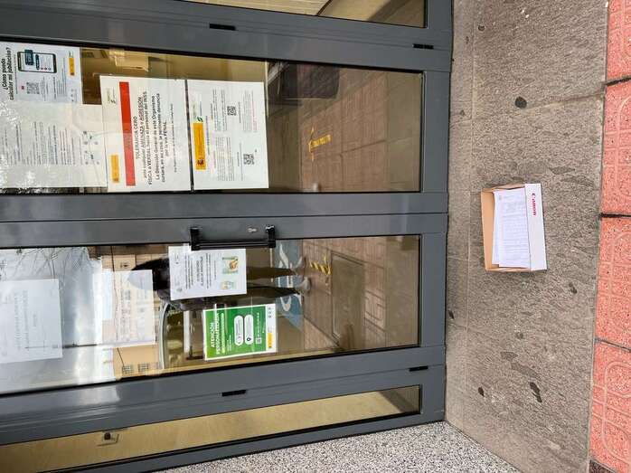 Los usuarios reprochan que les tiraran al suelo una caja con las hojas de reclamaciones / TA