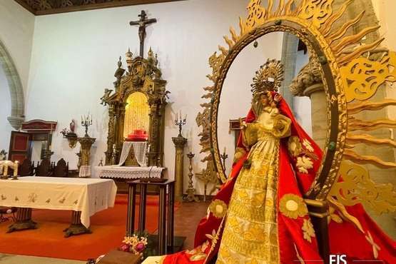 La talla de La Candelaria de Tara estrena traje, obra del diseñador Segundo Amador/FJS Fotografía.